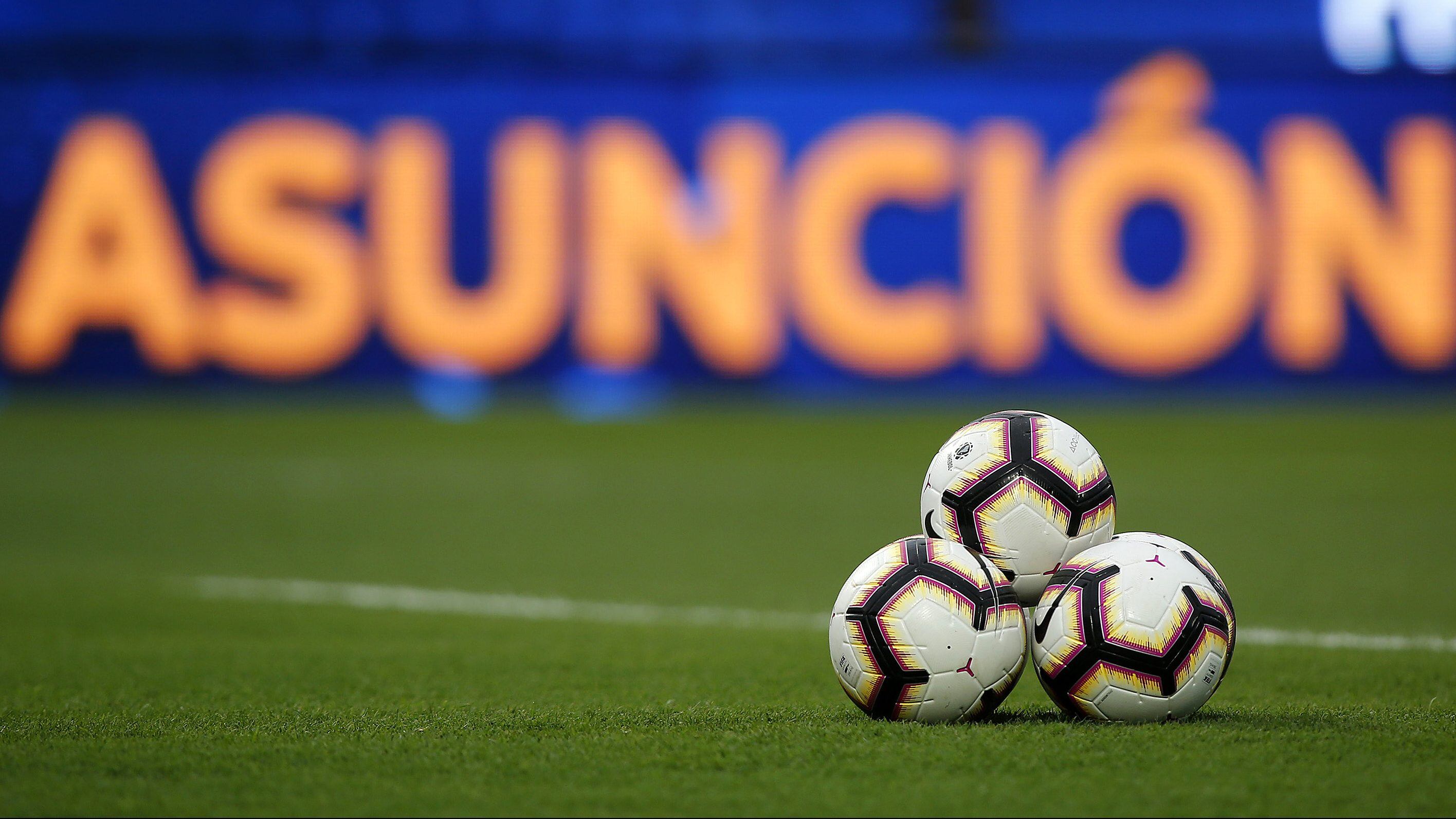 ASUNCION, PARAGUAY - NOVEMBER 09: Detail of the match balls prior to the final of Copa CONMEBOL Sudamericana 2019 between Colon and Independiente del Valle at Estadio General Pablo Rojas 'La Olla' on November 09, 2019 in Asuncion, Paraguay. (Photo by Marcelo Hernandez/Getty Images)