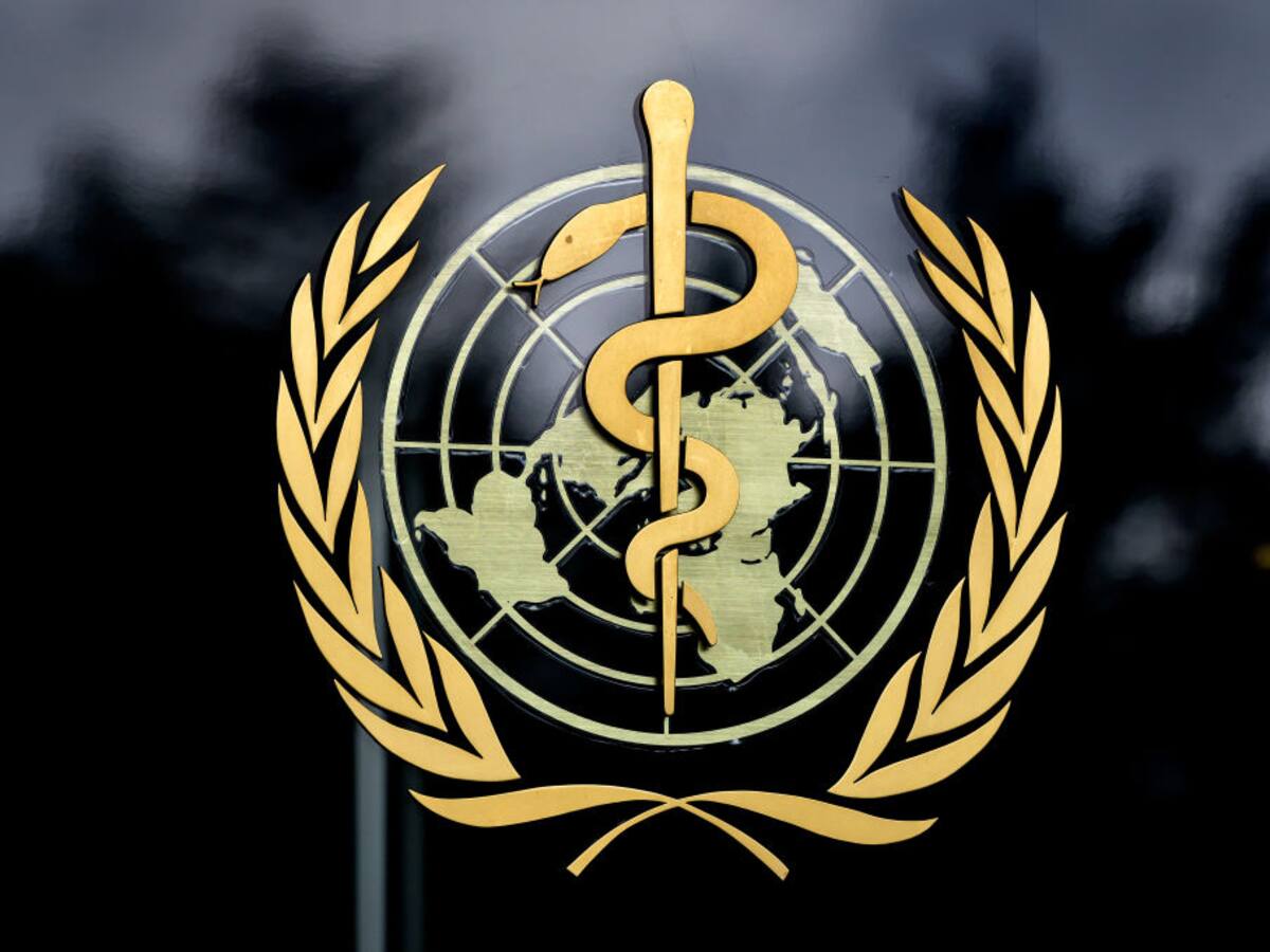 Buscan garantizar despliegue justo: OMS llamó a los países a pausar vacunación tras aplicarla a trabajadores de la salud y personas vulnerables