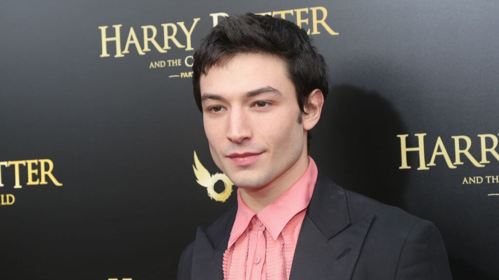 Justicia emite orden de alejamiento contra Ezra Miller por acosar a un menor