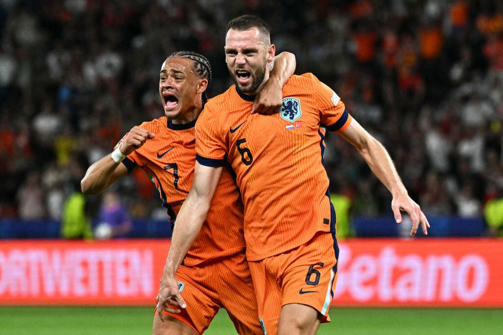 Netherlands' defender #06 Stefan de Vrij (R) celebrates with Netherlands' forward #07 Xavi Simons after scoring his team's first goal during the UEFA Euro 2024 quarter-final football match between the Netherlands and Turkey at the Olympiastadion in Berlin on July 6, 2024. (Photo by JAVIER SORIANO / AFP) (Photo by JAVIER SORIANO/AFP via Getty Images)