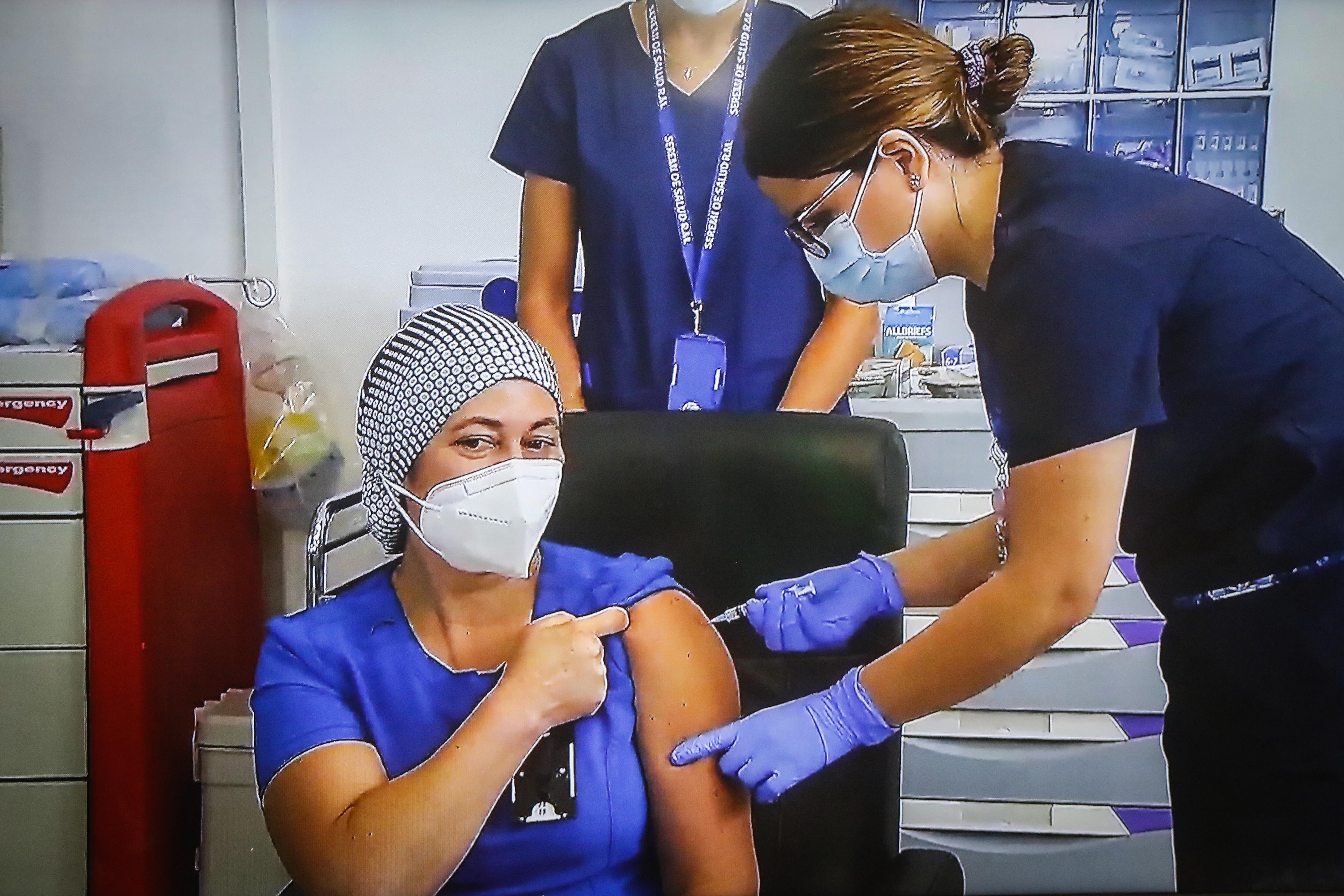 La TENS Zulema Riquelme, del Hospital Sótero del Río, fue la primera persona en Chile en recibir la vacuna contra el Covid-19. Foto: Agencia Uno