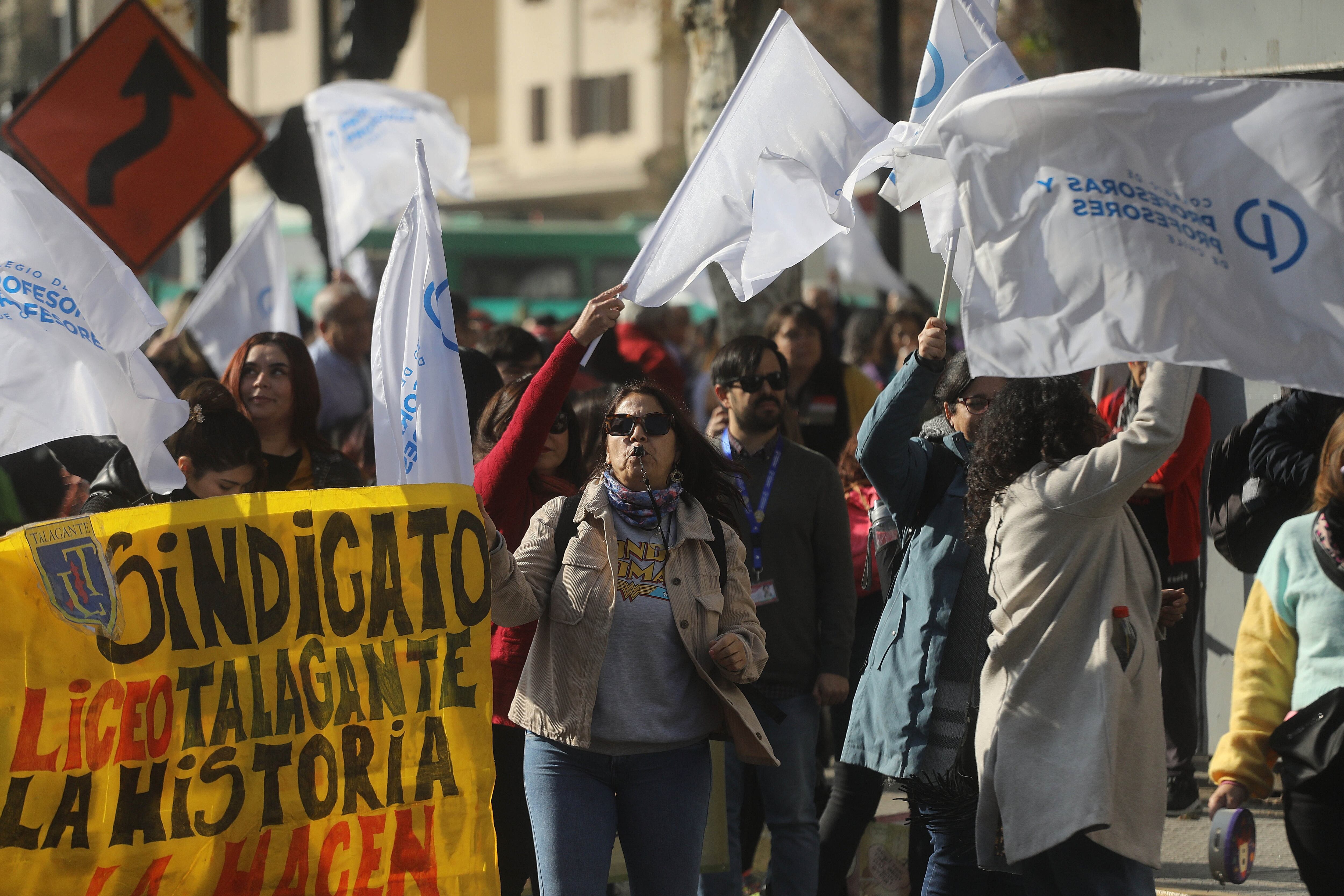 15 de mayo de 2025/SANTIAGOUn grupo de mujeres se manifiestan, durante la marcha por el paro nacional que convoco el Colegio de Profesores.FOTO: SEBASTIAN BELTRAN GAETE / AGENCIUNO
