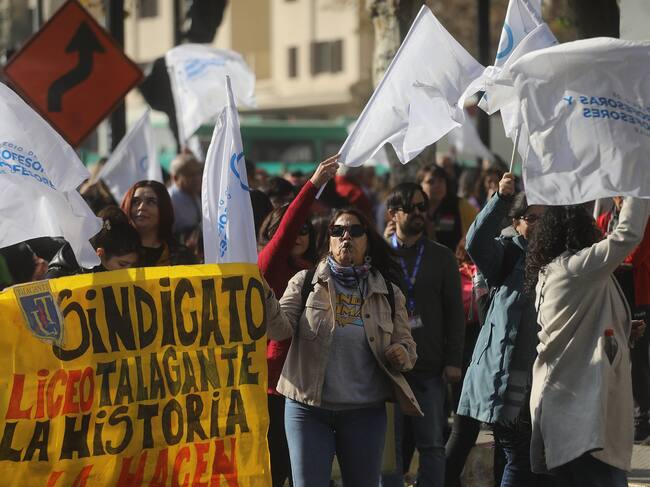 15 de mayo de 2025/SANTIAGO
Un grupo de mujeres se manifiestan, durante la marcha por el paro nacional que convoco el Colegio de Profesores.
FOTO: SEBASTIAN BELTRAN GAETE / AGENCIUNO