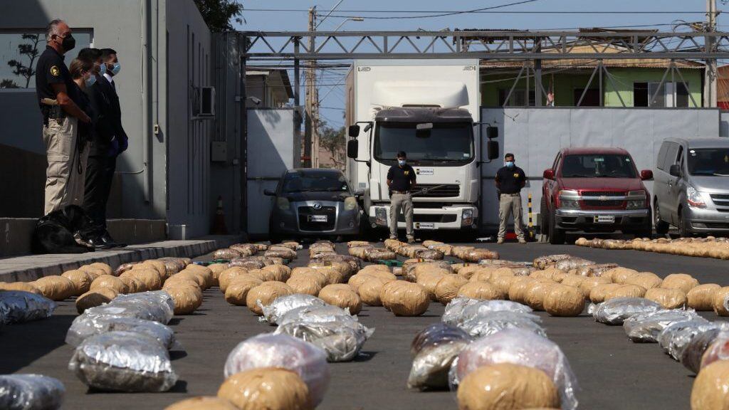 19 de Febrero 2022/ARICAInvestigación dirigida por fiscal Bruno Hernández de la Unidad de Análisis Criminal junto a detectives antinarcóticos concluyó con la incautación de más de una tonelada de droga y 7 imputados detenidos.
FOTO /AGENCIAUNO