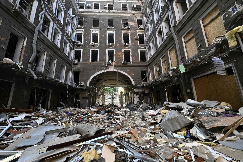 La destrucción que dejan los bombardeos por la guerra en Járkov