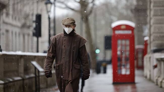 TOPSHOT - A man wearing a face mask because of the coronavirus pandemic walks in the street in London on February 8, 2021. (Photo by Tolga Akmen / AFP) (Photo by TOLGA AKMEN/AFP via Getty Images)