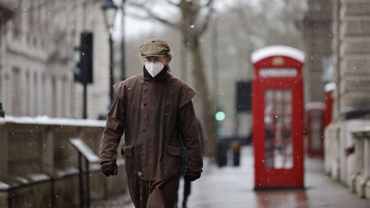 TOPSHOT - A man wearing a face mask because of the coronavirus pandemic walks in the street in London on February 8, 2021. (Photo by Tolga Akmen / AFP) (Photo by TOLGA AKMEN/AFP via Getty Images)