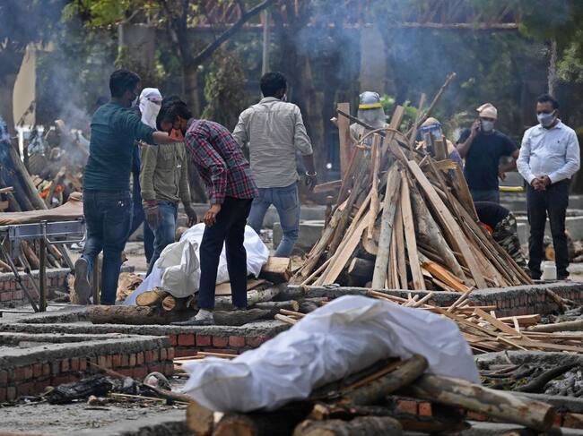 Cuerpos de Víctimas del Covid-19 esperan ser cremados en Nueva Delhi