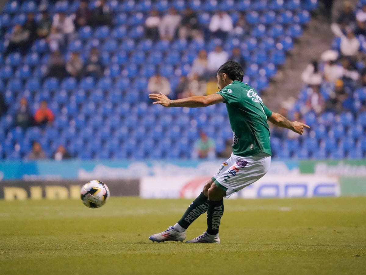 Luciano Cabral se luce en México: aportó notable asistencia en empate de León ante Puebla