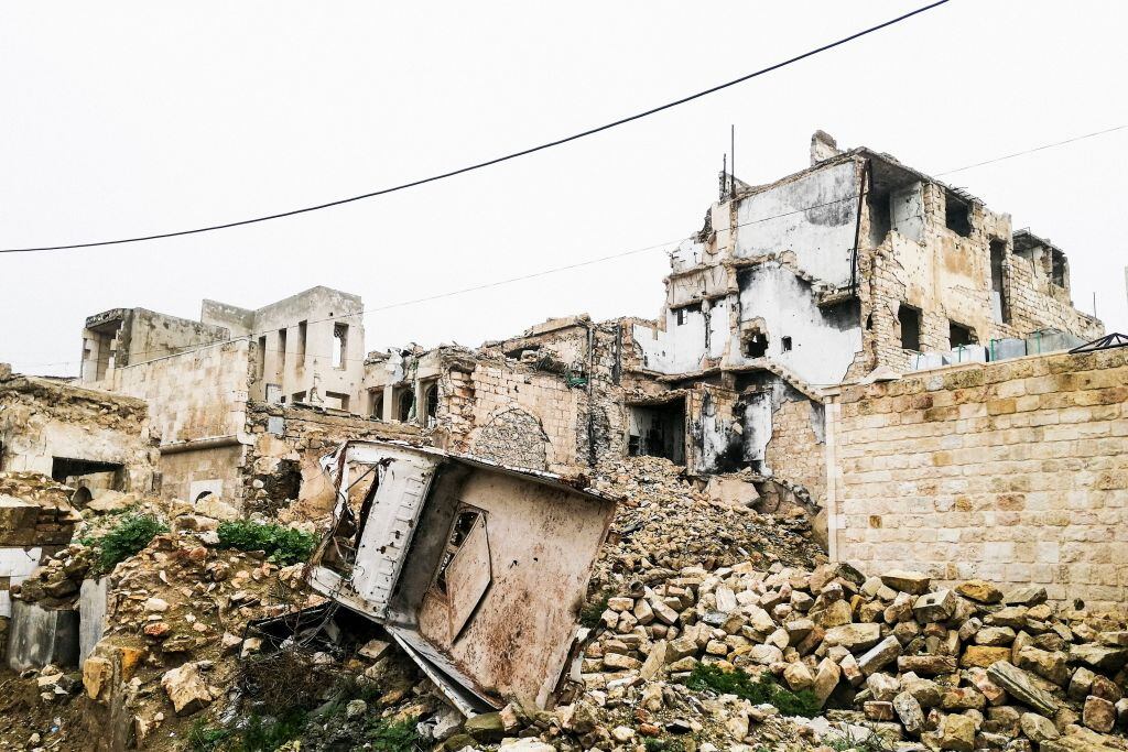 Estructuras y viviendas destruidas por los bombardeos en las cercanías de la ciudad de Alepo en Siria.