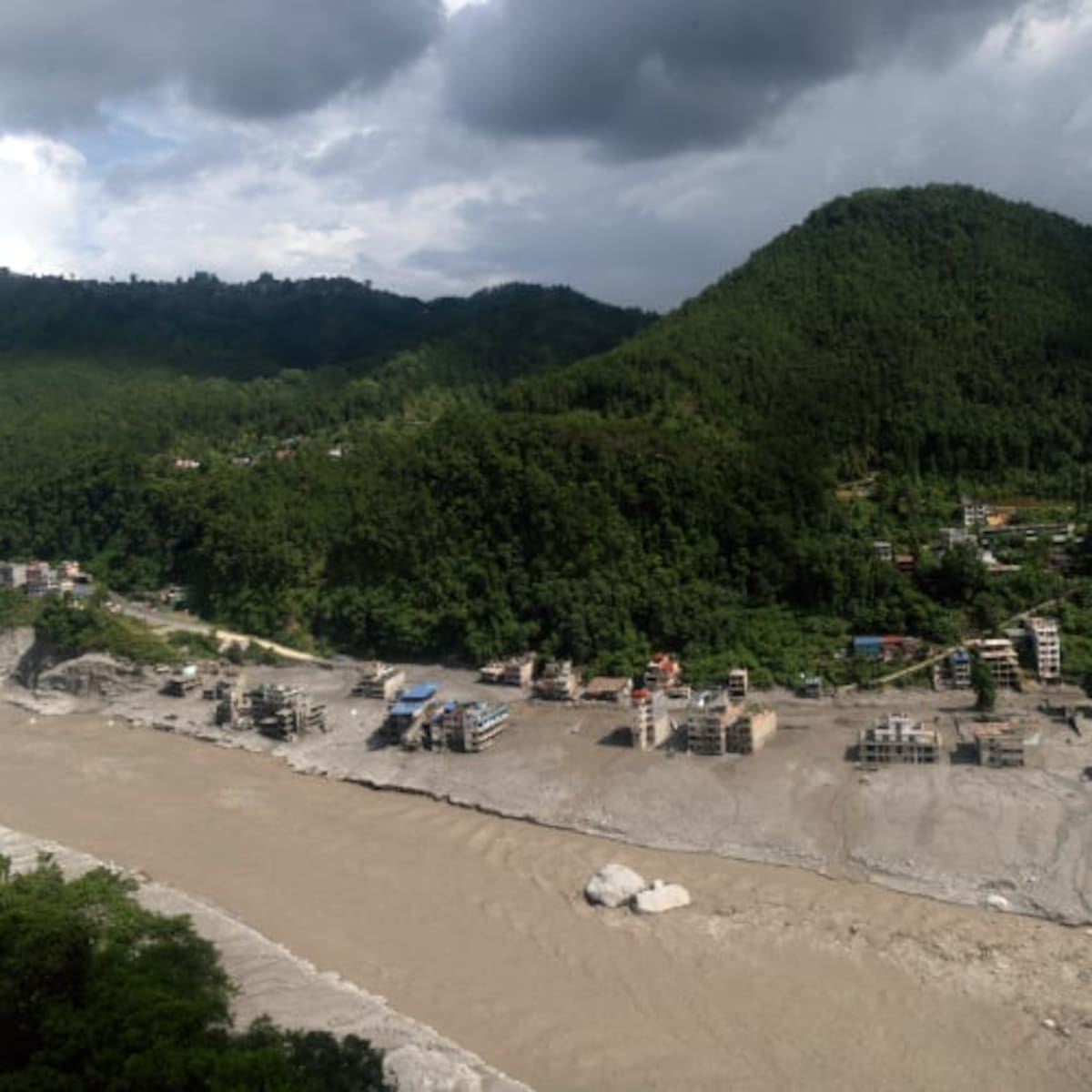 Rescatan con vida a dos personas 10 días después de devastador alud en Nepal