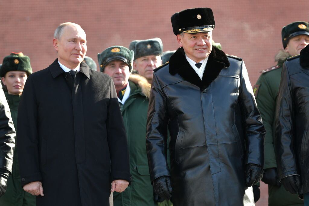 Vladimir Putin junto al ministro de defensa ruso Sergei Shoigu