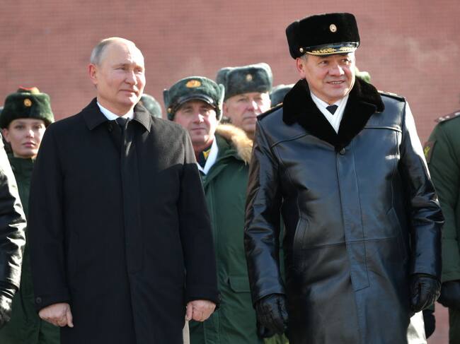 Vladimir Putin junto al ministro de defensa ruso Sergei Shoigu