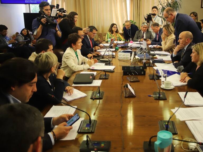 Reunión de comisión de Seguridad Ciudadana: Tohá afirma que «tenemos 29% menos de ingresos irregulares»