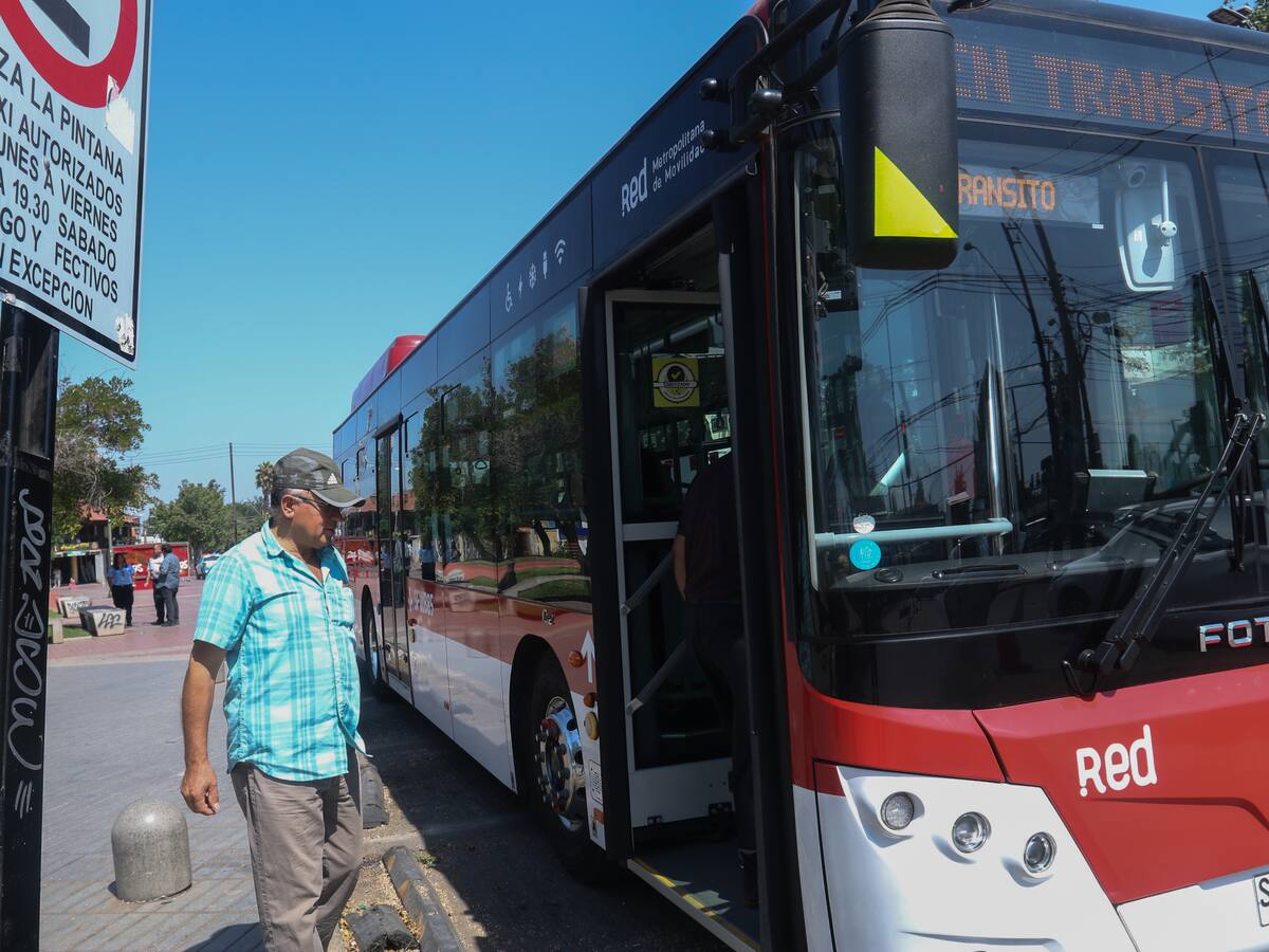 Esta es la nota que le ponen los chilenos al transporte público de buses Red en Santiago
