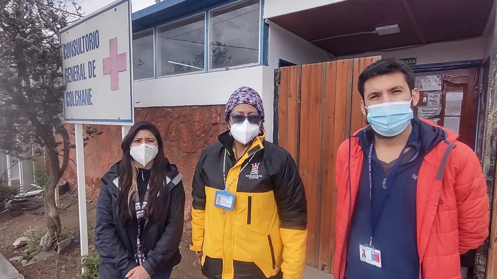 La funcionaria Yanitza Guerra, la directora Yolanda Flores y el doctor Gonzalo Vera. / ADN.cl