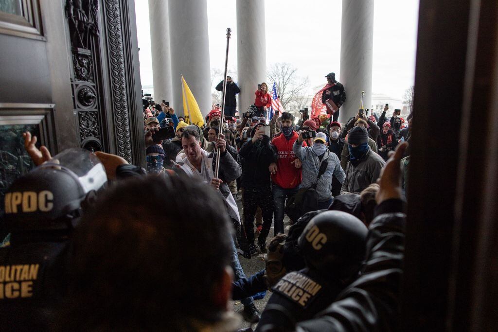 Policías intentan evitar el ingreso al Capitolio de fanáticos de Trump