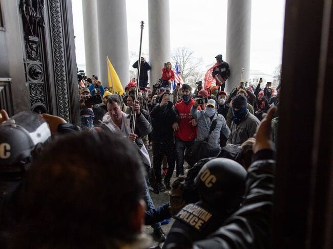 Policías intentan evitar el ingreso al Capitolio de fanáticos de Trump