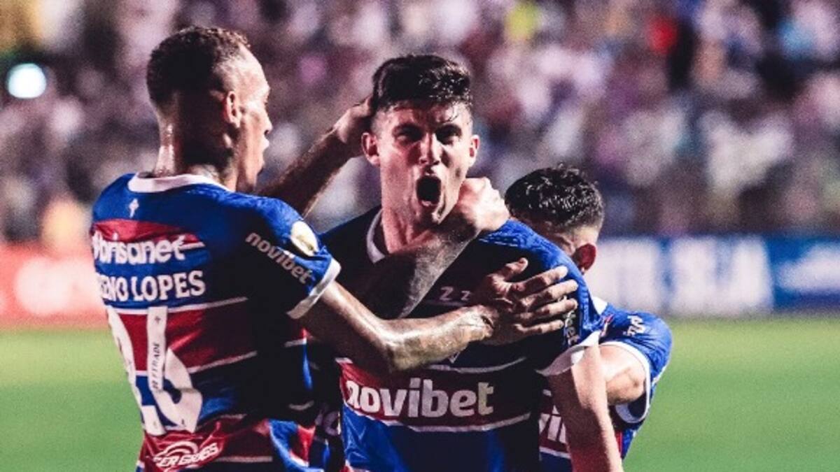 Benjamín Kuscevic festeja en Brasil: el gol que marcó el chileno para darle el triunfo a Fortaleza ante Athletico Paranaense