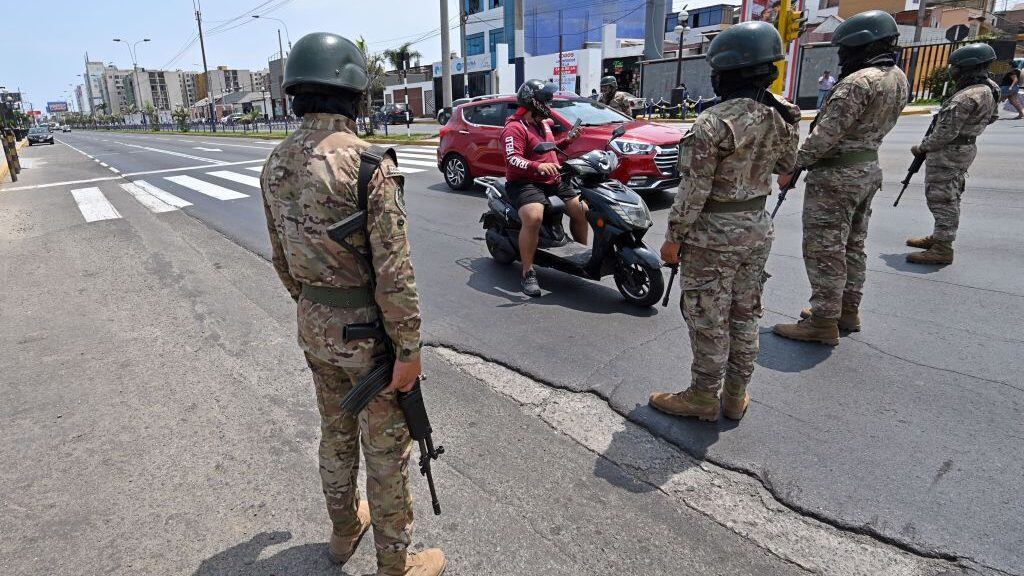 Soldados controla las calles de Lima