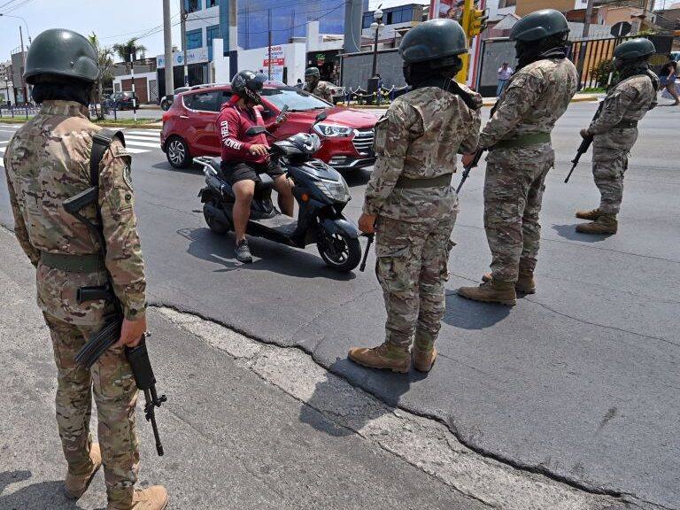 Soldados controla las calles de Lima
