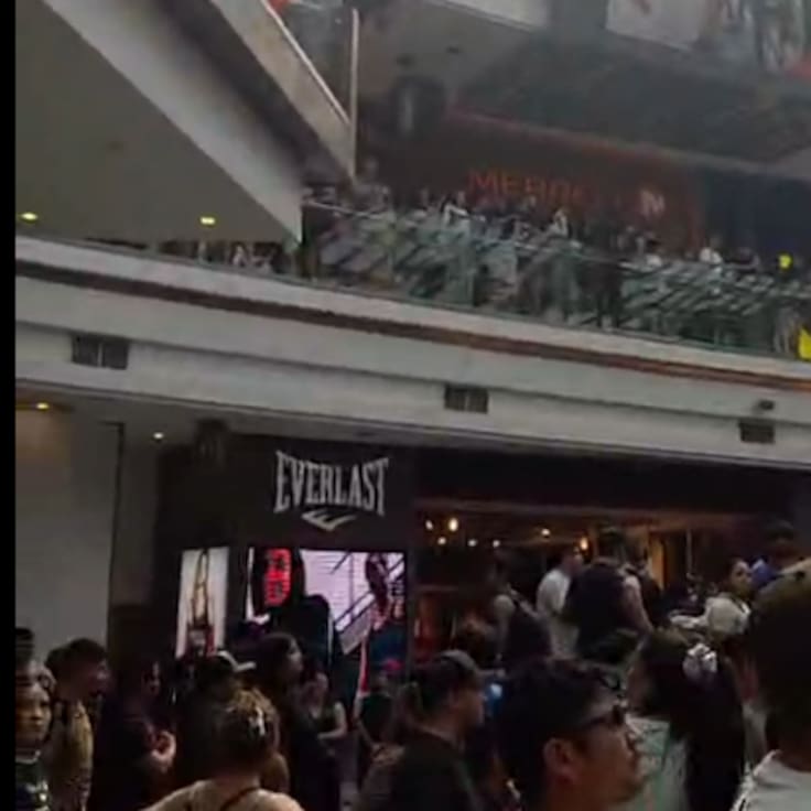 Caos en Mall Plaza Vespucio tras anuncio de influencer: prometió lanzar $700 mil pesos