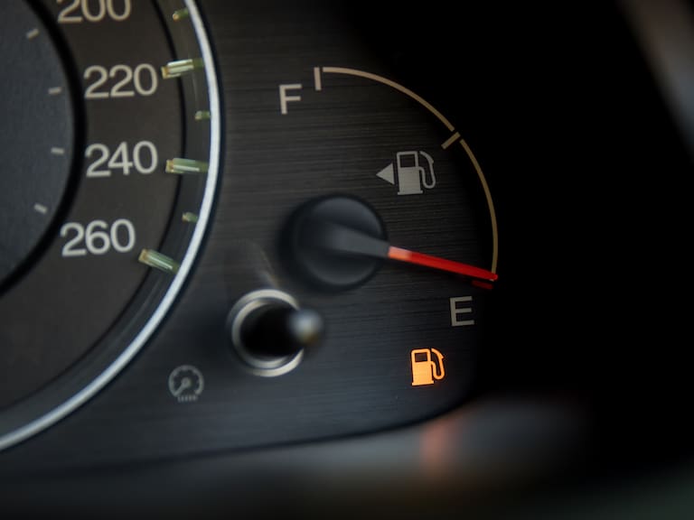 Qué significa realmente la ‘E’ en el medidor de gasolina y cuándo realmente estás en riesgo
