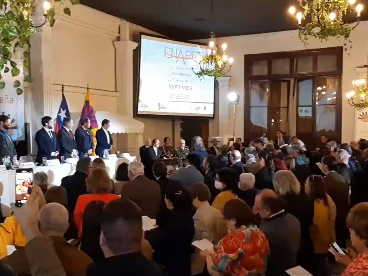 Delante del Presidente Boric: dirigentes gremiales cantan himno de Carabineros durante Enape