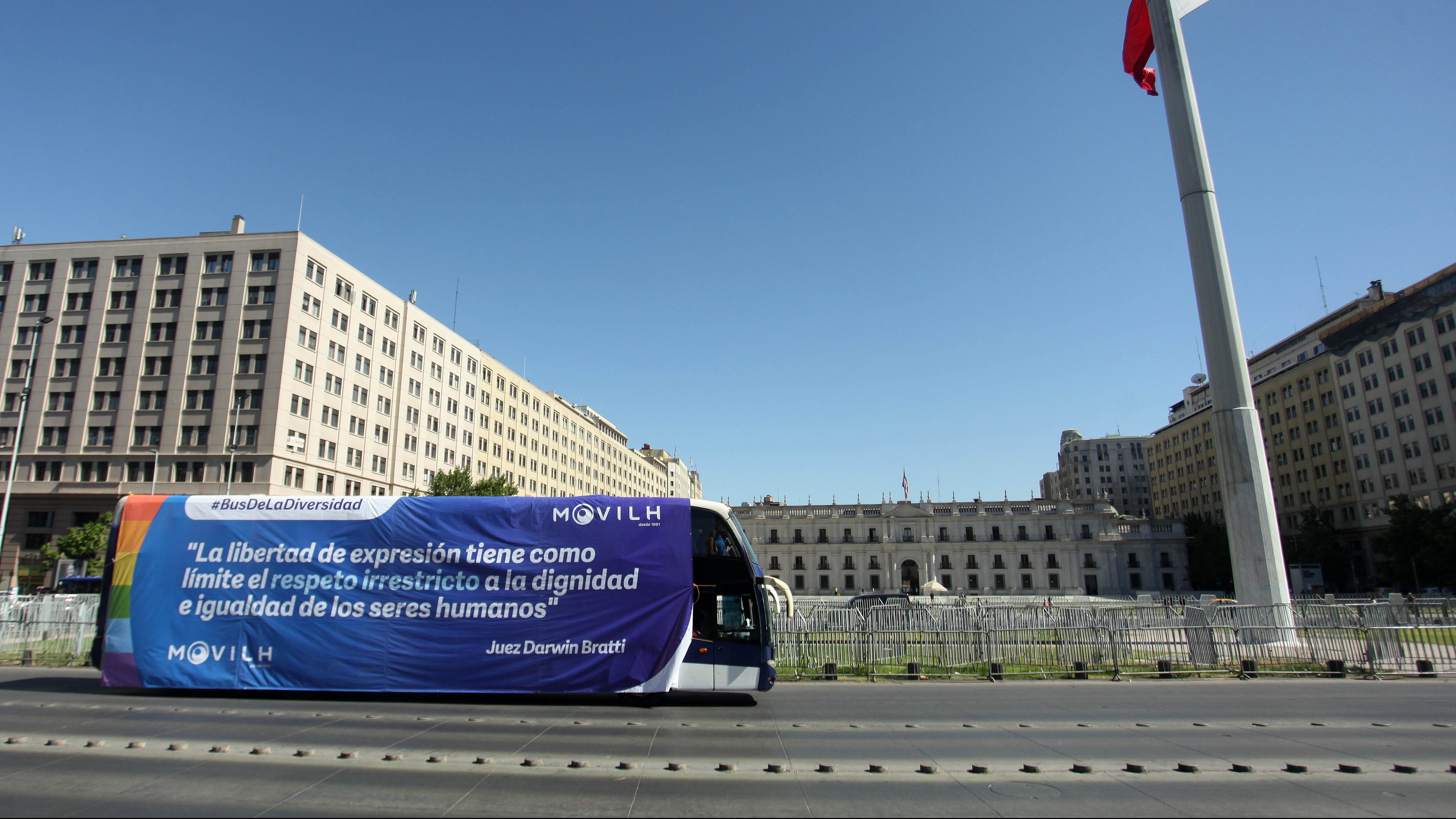 23 DE NOVIEMBRE DE 2020/SANTIAGO
El Movimiento de Integración y Liberación Homosexual, Movilh, transita frente al Palacio de La Moneda, con el Bus de la Diversidad, Avenida Alamenda, Santiago.

FOTO: AILEN DÍAZ /AGENCIAUNO