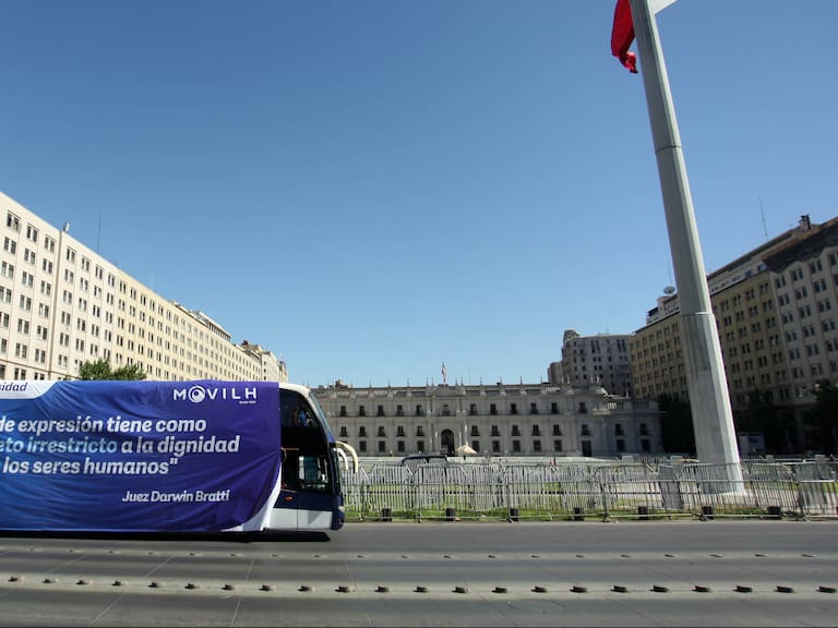 23 DE NOVIEMBRE DE 2020/SANTIAGO
El Movimiento de Integración y Liberación Homosexual, Movilh, transita frente al Palacio de La Moneda, con el Bus de la Diversidad, Avenida Alamenda, Santiago.
FOTO: AILEN DÍAZ /AGENCIAUNO