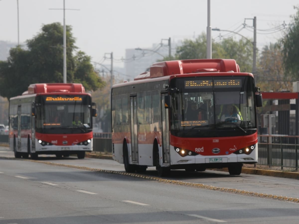 Despliegan buses de apoyo tras falla en Metro de Santiago: qué tramos se reforzaron y por dónde pasarán