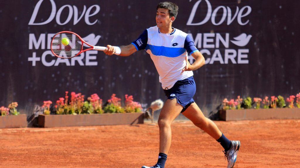 26 de Febrero 2020/ SANTIAGO
El tenista Tomas Barrios (CH) regresa la bola, durante el partido de octavos de final contra el jugador Hugo Dellien (BOL), valido por la ATP 250 Santiago, realizado en las canchas de tenis del Club Universidad Católica en San Carlos de Apoquindo, ubicada en la Comuna de Las Condes

FOTO: Jose Francisco Zuñiga /AGENCIAUNO