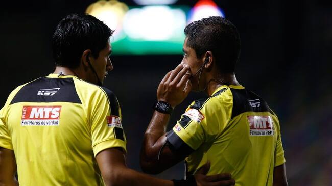 17 de Febrero del 2019/SANTIAGOEl Arbitro del Partido Nicolas Gamboa determina suspender momentáneamente el partido luego de caer un objeto contundente al jugador de Deportes Antofagasta ,durante el partido valido por el campeonato AFP PLan Vital 2019, entre los equipos Audax Italiano vs Deportes Antofagasta, disputado en el Estadio Municipal de la Florida.
FOTO:FRANCISCO LONGA/AGENCIAUNO