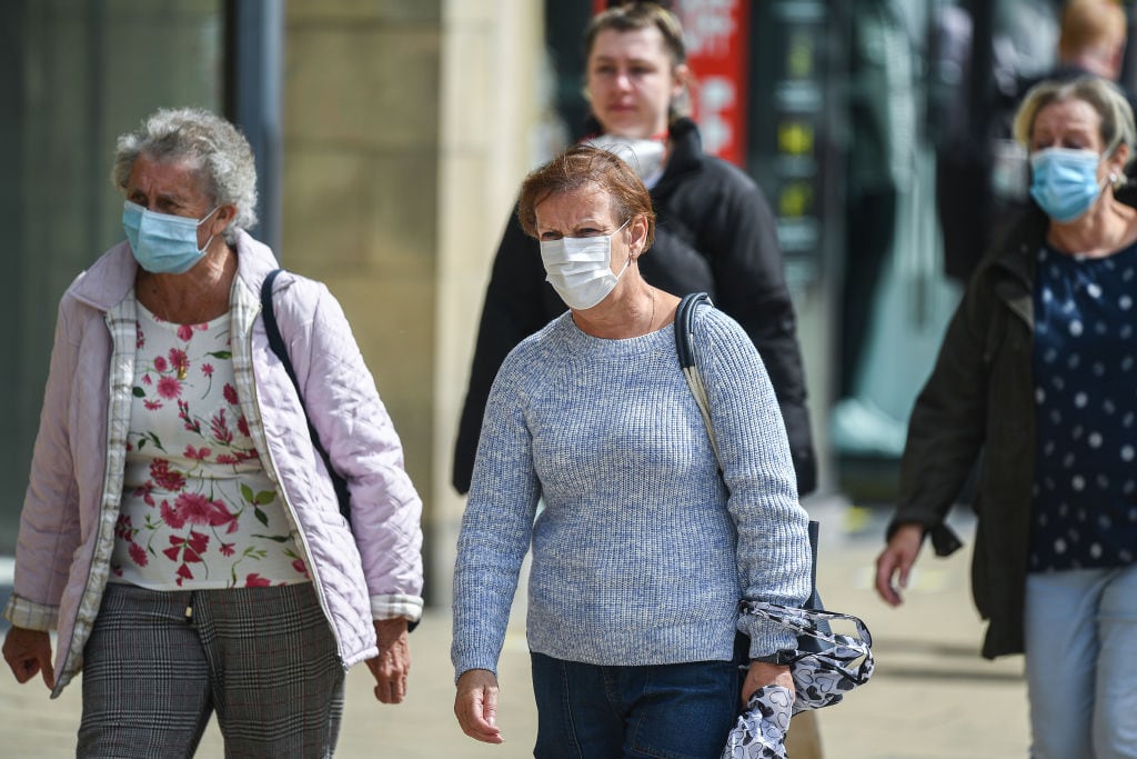 Las personas utilizan mascarillas en las calles de Edimburgo