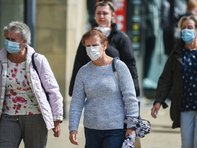 Las personas utilizan mascarillas en las calles de Edimburgo