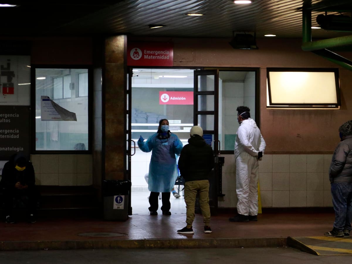 ¿Qué es la hospitalización vertical? El fenómeno que revela crisis de camas en urgencias en Chile