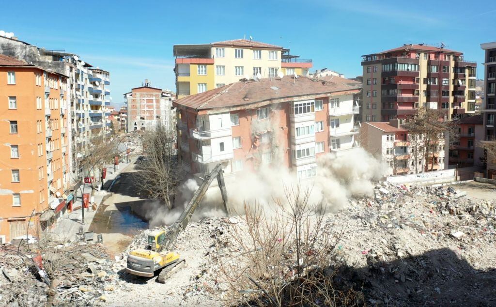 Maquinaria comienza a derribar edificios dañados por los sismos en Turquía