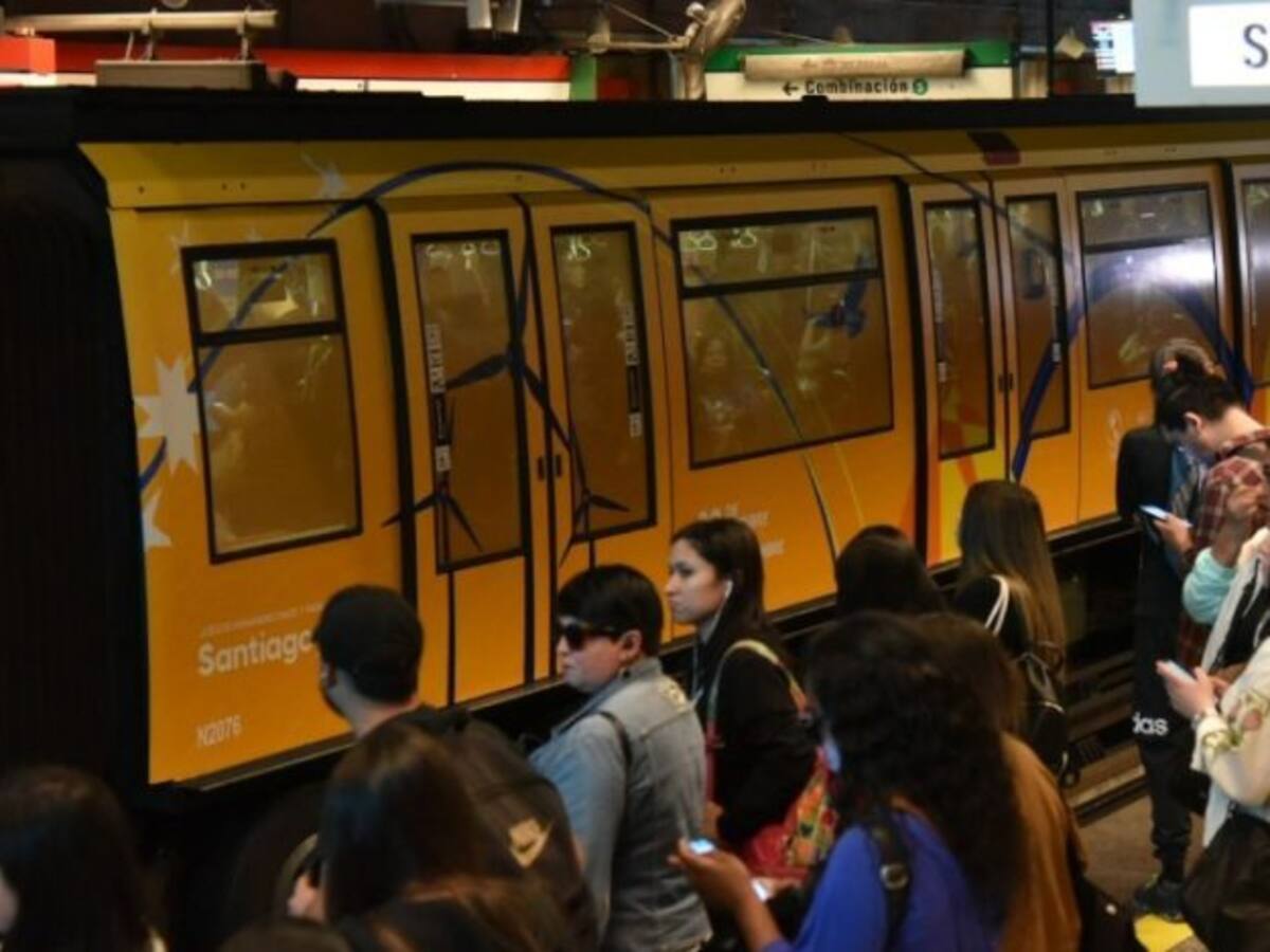 Metro de Santiago informa que cuatro estaciones de Línea 1 no están funcionando por persona en la vía