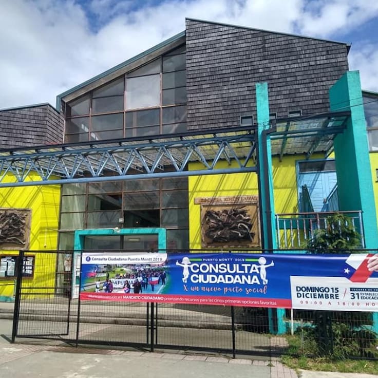 Alerta en colegio de Puerto Montt: dos sujetos ingresaron al recinto con machete y pistola a fogueo