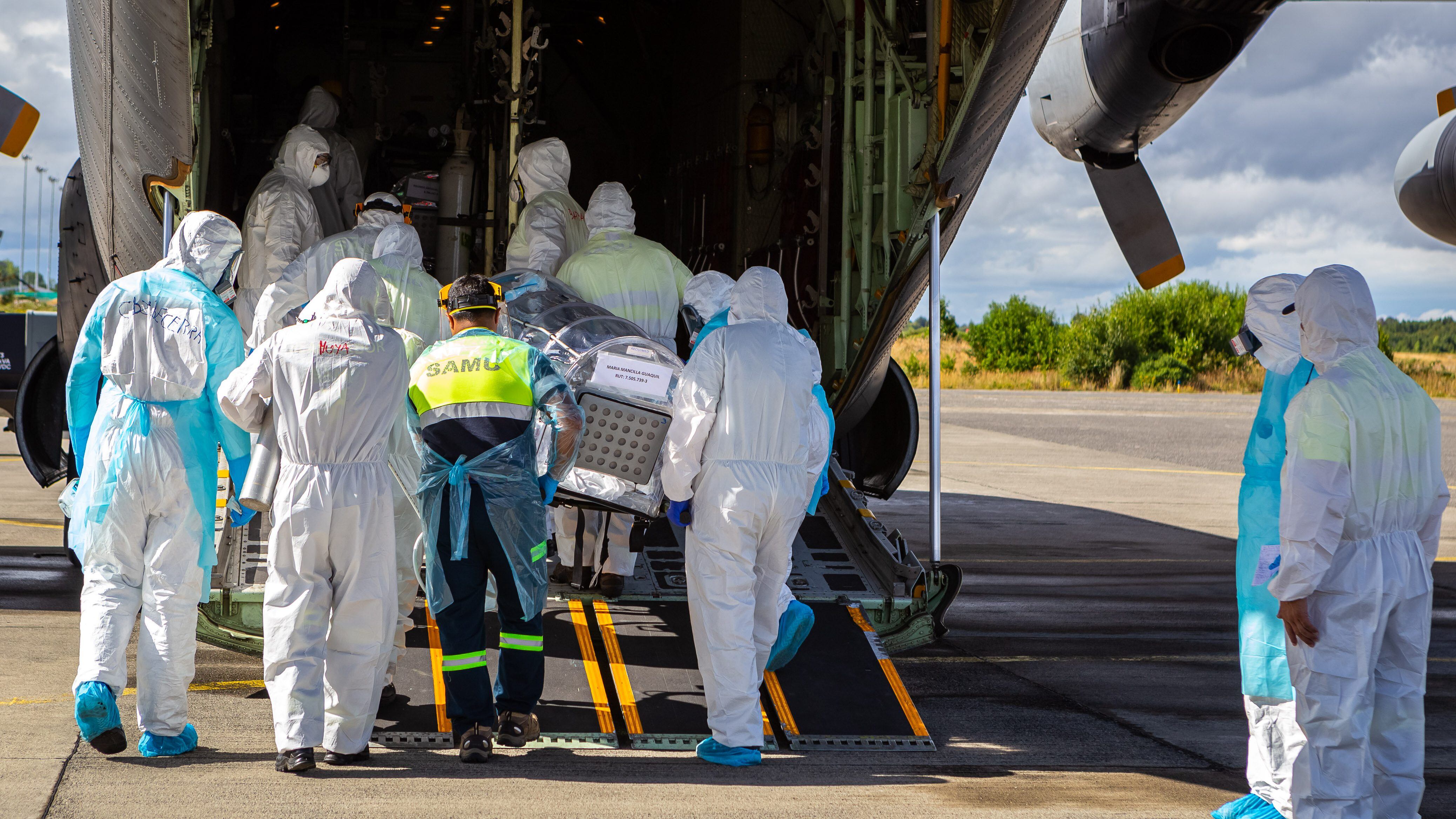 28 de Enero de 2021 / PUERTO MONTTUn avión C-130 Hercules aterrizo en la Base Aérea de la Fach para realizar un traslado de pacientes Covid-19 desde el Hospital Regional Puerto Montt en dirección a Santiago
FOTO: FELIPE CONSTANZO / AGENCIA UNO
