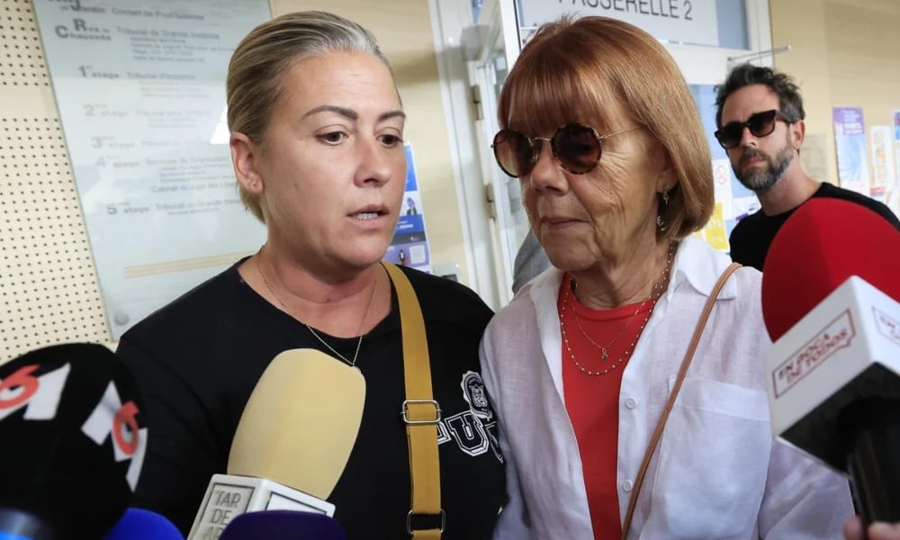 Imagen de archivo de Caroline Darian y su madre, Gisèle Pélicot, tras la jornada del juicio en Aviñón, Francia | Foto de Hoy