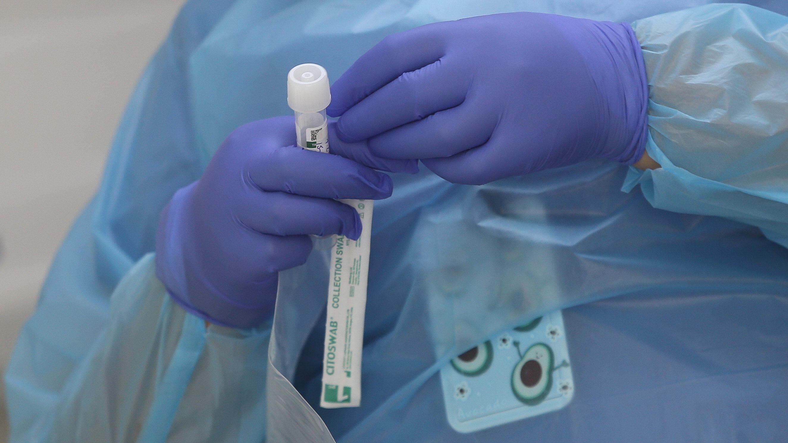 15 de ENERO de 2022/ SANTIAGOEn el Parque Forestal, el Ministerio de Salud mantiene un vehículo para Toma de Muestras PCR 
La búsqueda activa de Covid-19 aumentó debido al aumento de casos de los últimos días 
FOTO: DIEGO MARTIN/AGENCIAUNO