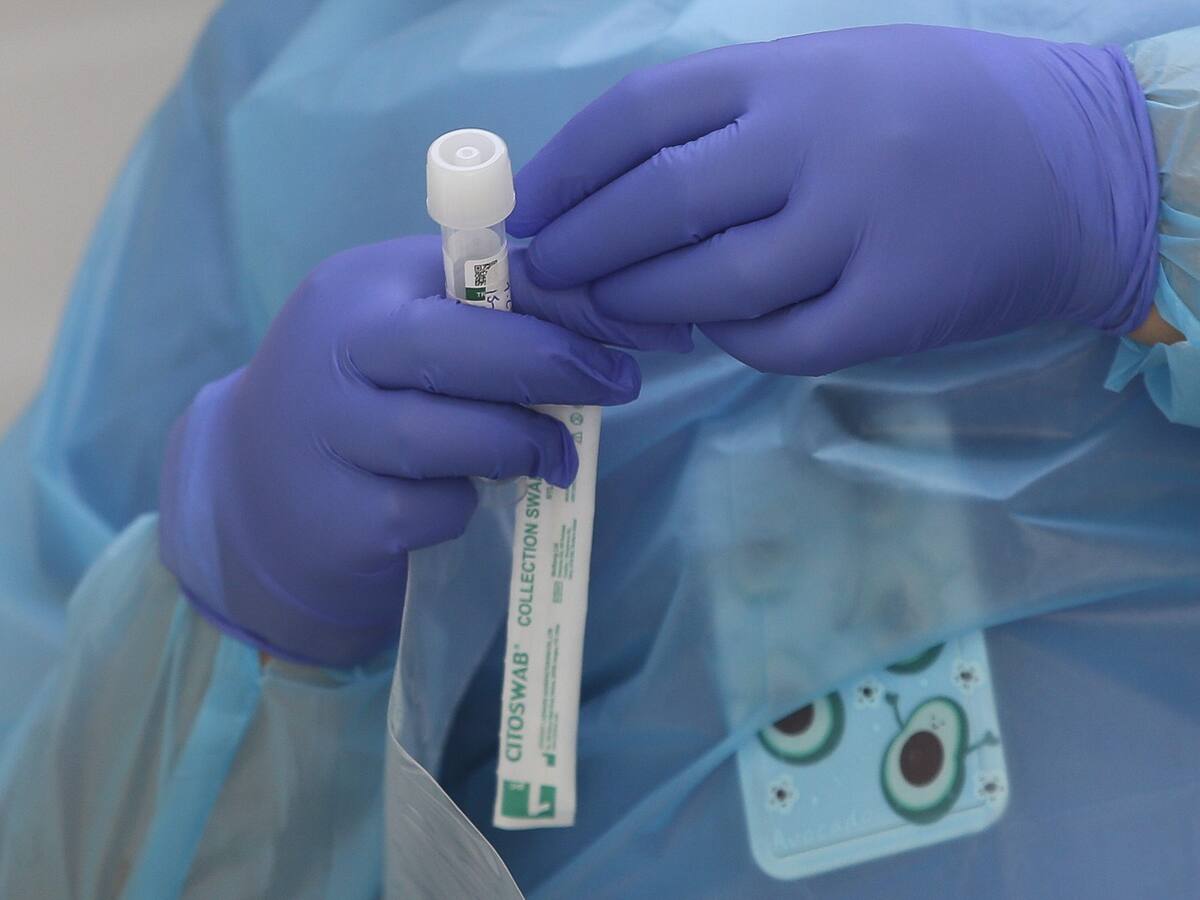 Tras récord de contagios: ¿Por qué los casos de «alerta covid» no tendrán licencia médica?