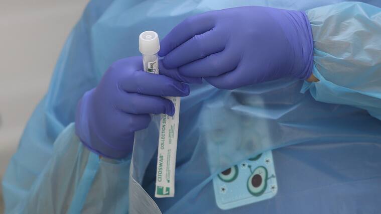 15 de ENERO de 2022/ SANTIAGOEn el Parque Forestal, el Ministerio de Salud mantiene un vehículo para Toma de Muestras PCR
La búsqueda activa de Covid-19 aumentó debido al aumento de casos de los últimos días
FOTO: DIEGO MARTIN/AGENCIAUNO