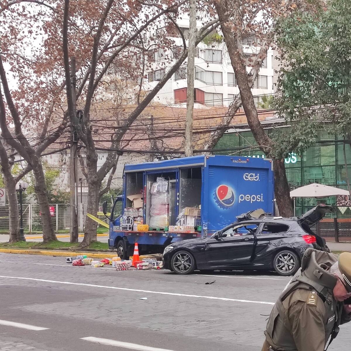 Tres muertos deja accidente en Providencia: auto impactó a camión repartidor tras perder el control