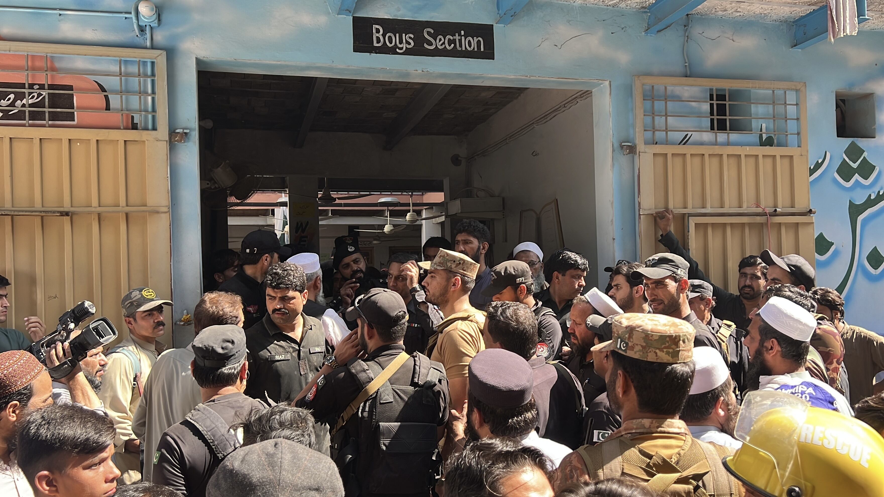 Tragedia en Pakistán: 27 niños y una profesora mueren tras derrumbe de techo en una escuela
