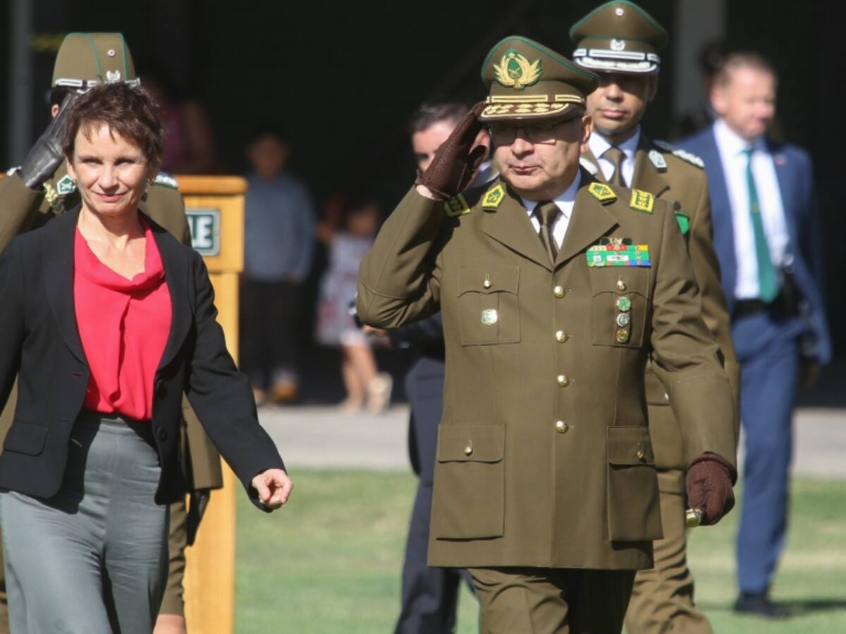 El general director de Carabineros le entrega un peculiar regalo a la ministra Tohá en su viaje al norte