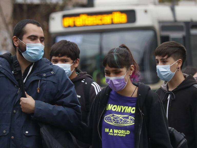17 DE MAYO DE 2021/VALPARAISOPersonas caminan por la Plaza de la Victoria, luego que este lunes Valparaiso avanzara a Fase 2 del plan Paso a Paso, saliendo de la cuarentena total, en medio de la pandemia por el Coronavirus.
FOTO: LEONARDO RUBILAR CHANDIA/AGENCIAUNO
