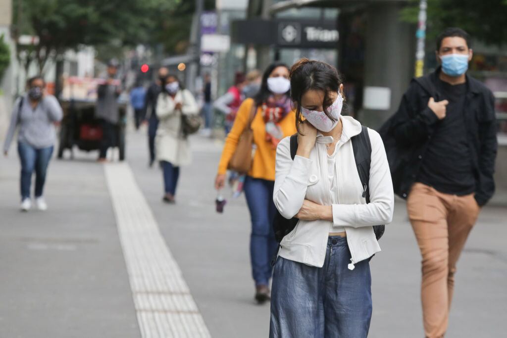 Las personas utilizan mascarillas por la pandemia en Sao Paulo