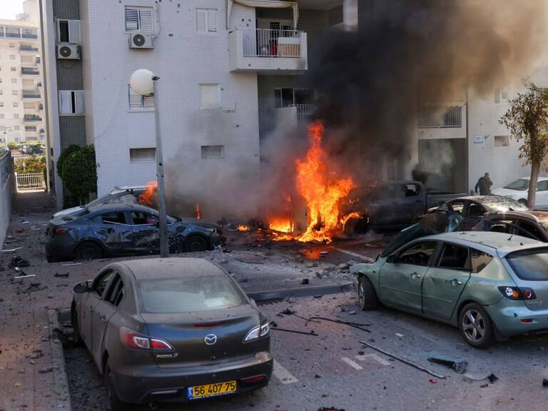 Fuego quema un auto en Ascalón tras ataque con proyectiles desde Gaza